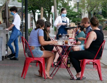 Diners eat outside in New Jersey